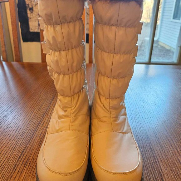 Cozy Winter Off-white Snow Boots - Size 9.5/10 - Picture 2 of 11